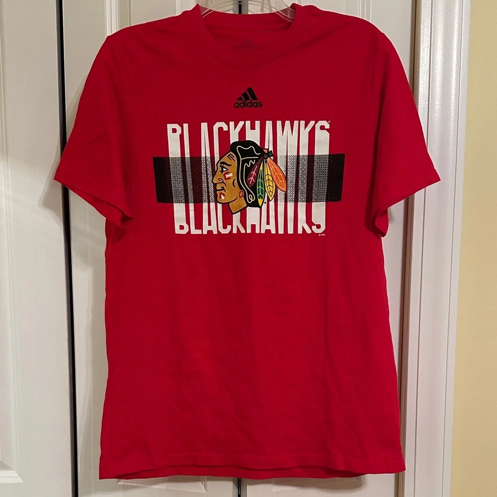 Adidas NHL Chicago Blackhawks Amplifier Graphic Tee T-Shirt Mens Size Medium Red